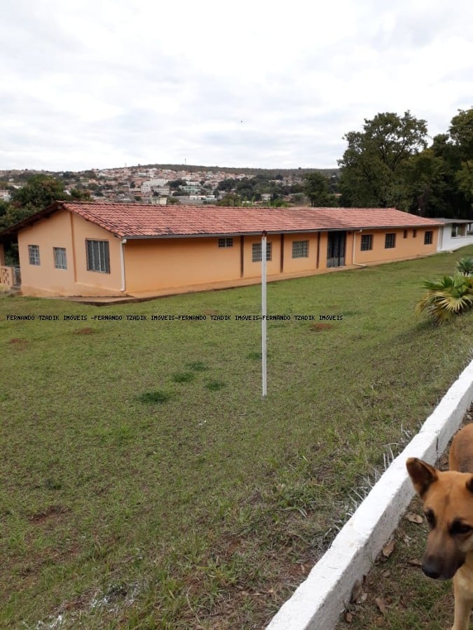 Sitio Urbano com 3 Casas - 1