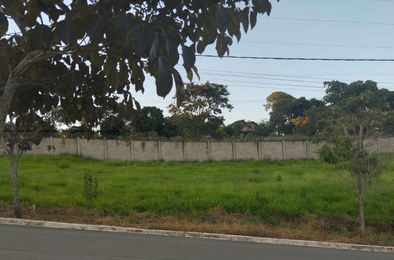 Excelente Lote em Rua Plana de 360m em Condomínio Fechado Vitória Prime - 1